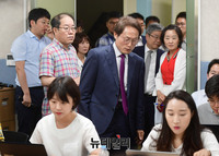 [포토] 당선 기자회견 입장하는 조희연