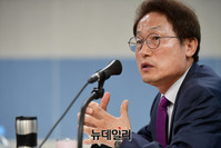 [포토] 당선 기자회견 가지는 조희연 서울시교육감