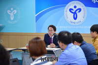 [포토] 당선 기자간담회 가지는 조희연 서울시교육감