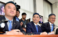 [포토] 파란머리로 최고위 등장한 김민기-김정우-임종성