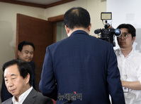 [포토] 대표직 사퇴, 회의실 나서는 홍준표