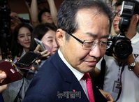 [포토] 당 대표실에서 나오는 홍준표