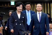 [포토] 재보궐선거 당선자들 이끌고 입장하는 추미애