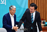 [포토] 의원들과 인사 나누는 손학규 선대위원장