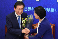 [포토] 꽃다발 전달받는 박원순 서울시장 당선자