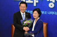 [포토] 꽃다발 전달받는 박남춘 인천시장