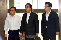 [포토] 의원총회장 향하는 김성태 자유한국당 원내대표