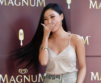 [포토] 팬들 "언니 이뻐요" 칭찬에 웃음터진 마마무 화사