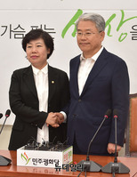 [포토] 악수 나누는 조배숙-김동철