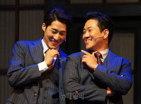 [포토] 다정한 포즈 취하는 김지철-정원영