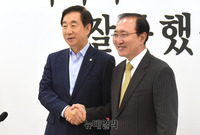 [포토] 인사 나누는 김성태-노회찬