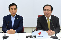 [포토] 자유한국당 찾은 노회찬 정의당 신임 원내대표