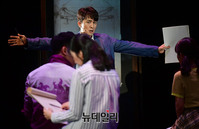 [포토] 열연하는 배우 강필석