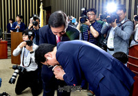 [포토] 악수 나누는 김성태 원내대표와 송언석 당선자