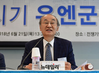 [포토] 학술회의 사회 맡은 신복룡 전 건국대 교수