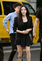 [포토] 블랙 밴에서 내린 가수 효민