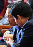[포토] 대화 나누는 홍영표 원내대표와 김진표 의원