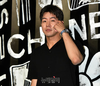 [포토] 배우 이상윤, 가려워서 긁는건 아니고