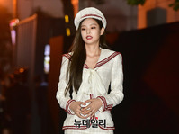 [포토] 마린룩 초미니로 등장한 제니