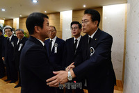 [포토] 김종필 전 총리 조문하는 한병도 청와대 정무수석