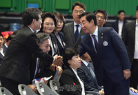 [포토] 악수 나누는 김성태-유승민