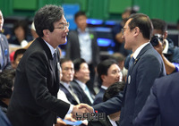 [포토] 인사 나누는 홍영표-유승민