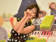 [포토] 하트 그리는 배우 송하윤