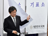 [포토] 투표 마친 유승민 바른미래당 전 대표