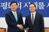 [포토] 악수 나누는 홍영표-김관영