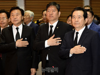 [포토] 국민의례 하는 정세균-손학규-오진영