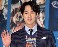 [포토] 유연석, 반가운 손인사