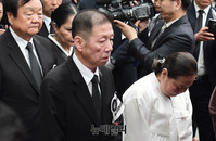 [포토] 마지막 인사하는 故 김종필 전 총리 유족들