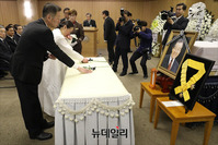 [포토] 헌화하는 故 김종필 전 총리 유가족