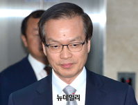 [포토] 브리핑룸 들어서는 허익범 드루킹 특검