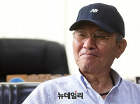 [포토] 콘서트 무대 앞둔 원로가수 윤항기