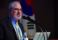 [포토] 소득주도성장 주제발표하는 '로버트 블레커' 교수