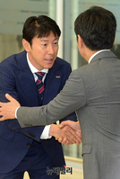 [포토] 축구 대표팀 귀국, 악수 하는 신태용