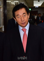 [포토] 회의 향하는 김성태 한국당 원내대표