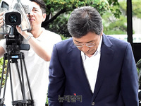 [포토] 고개숙인 안희정, 첫 공판 출석