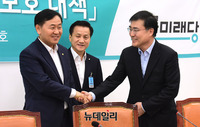 [포토] 악수 나누는 김관영 바른미래당 원내대표