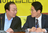 [포토] 의원총회서 대화 나누는 노회찬-윤소하
