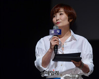 [포토] '공작' 출연배우 소개하는 박경림