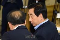 [포토] 대화 나누는 김성태-윤재옥