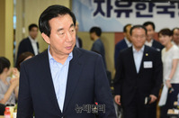 [포토] 입장하는 김성태 한국당 대표권한대행