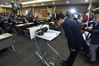 [포토] 인사하는 김성태 자유한국당 대표권한대행