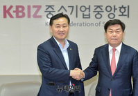 [포토] 악수 나누는 김관영-박성택