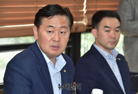 [포토] 인사말 하는 김관영 바른미래당 원내대표