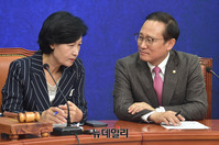 [포토] 대화 나누는 추미애-홍영표