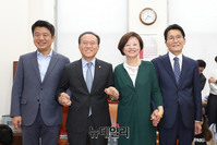[포토] 손잡은 여야 교섭단체 원내수석부대표단 