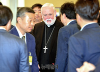 [포토] 간담회 들어서는 폴 리처드 갤러거 대주교